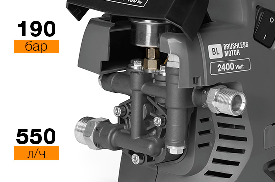 Алюминиевая помпа обеспечивает высокое давление и более устойчива к напорным нагрузкам и износу, в отличии от пластиковых аналогов. При этом алюминий не подвержен коррозии, обеспечивает эффективный отвод избыточного тепла от двигателя и продлевает срок службы мойки. Для удобной замены масла предусмотрено отверстие на боковой панели мойки.