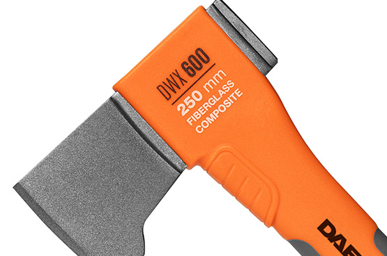 Топор имеет оптимально сбалансированный центр тяжести, что максимизирует силу удара. Надежное соединение рукояти и лезвия делает работу с инструментом безопасной.