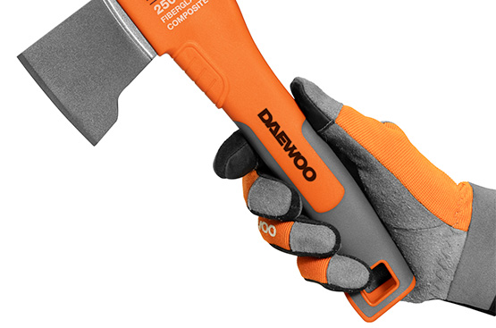 Рукоятка изготовлена из легкого, но прочного материала Fiberglass, который поглощает вибрацию от удара и минимизирует усталость. Покрытие Soft Grip и загнутая форма гарантирует надежный хват.