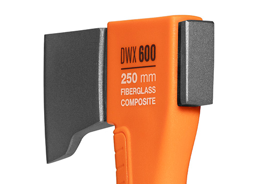 Специальная форма обуха позволяет использовать топор как кувалду, чтобы вбить клин или небольшой гвоздь.