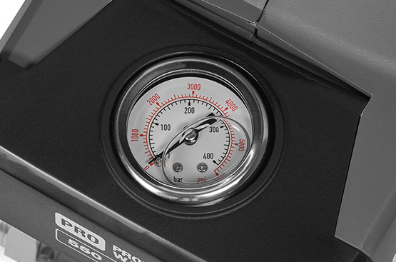 На мойке установлен аналоговый манометр для визуального контроля давления.