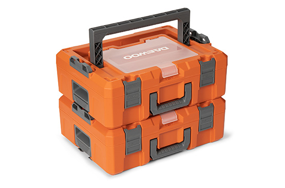 Кейс выполнен из прочного пластика в виде систейнера с замками, обеспечивающими быструю и надежную установку кейсов один над другим, что облегчает транспортировку и способствует экономии пространства для хранения. Отдельный отсек на корпусе кейса позволяет удобно переносить необходимую оснастку.