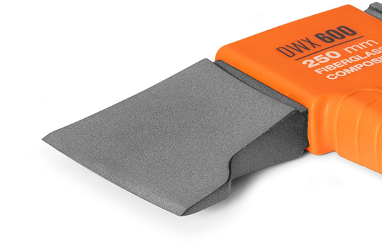 Специальное защитное покрытие лезвия предотвращает коррозию и застревание в древесине.