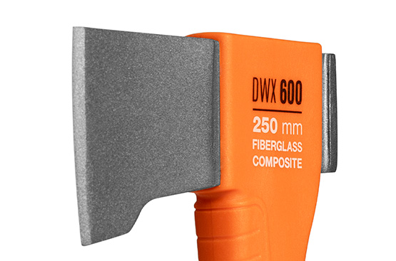 Лезвие топора имеет уникальную форму, что позволяет эффективнее расщеплять древесину. Оно выполнено из стали двойной закалки и имеет претенциозную заточку для долгого срок службы.