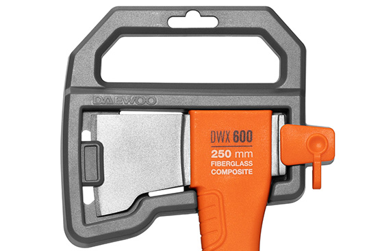 Защитный чехол позволяет безопасно хранить или транспортировать инструмент, а широкое отверстие в основании рукоятки позволит удобно его подвесить.