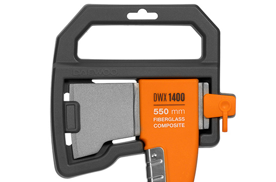 Защитный чехол позволяет безопасно хранить или транспортировать инструмент, а широкое отверстие в основании рукоятки позволит удобно его подвесить.