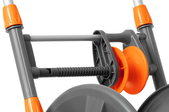 Тележка оснащена специальным укладчиком шланга, который обеспечивает его равномерную смотку без заломов и перекручивания.