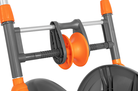 Тележка оснащена специальным укладчиком шланга, который обеспечивает его равномерную смотку без заломов и перекручивания.