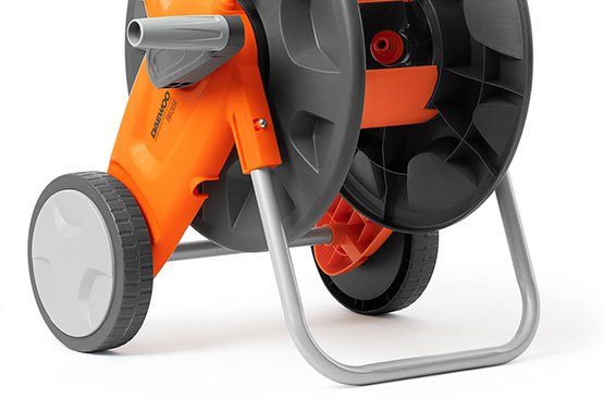 Благодаря устойчивому широкому основанию и большим колесам тележку можно легко перемещать по траве и установить на неровной поверхности.