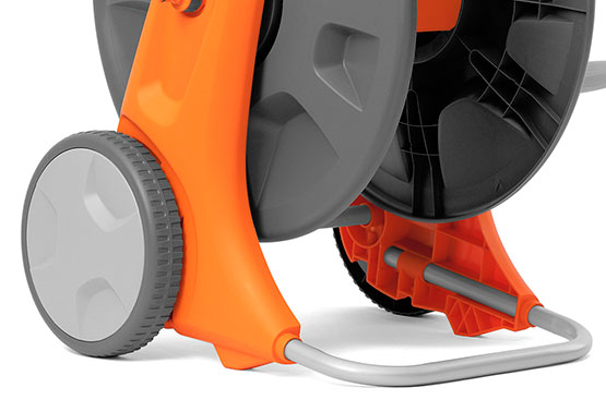 Благодаря устойчивому широкому основанию и большим колесам тележку можно легко перемещать по траве и установить на неровной поверхности.