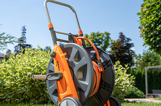 Тележка для шланга выполнена из высококачественного ударопрочного пластика и металла, защищенного от коррозии, что позволит использовать ее долгие годы.